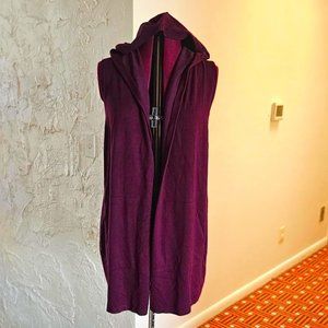 Cyrus Sleeveless Cardigan in Maroon